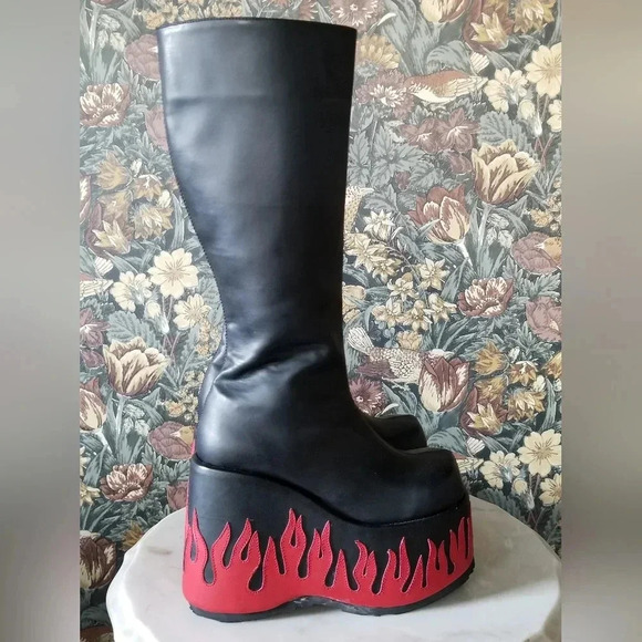 Y2K NWOT Flame Platform Boots — Rare Vintage Alt Goth Size 8 - Picture 3 of 4